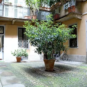 https://montenapoleone-duplex-flat.it-lombardy.com